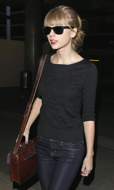 『T.S.』泰勒 斯威夫特
