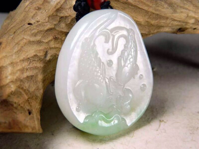 【泰紫工坊】连年有余
53*47*12mm，58克，和田玉白玉翠青，栩栩如生。动作刻画形象生动，仿佛鱼儿真的在游动一般～买得胭脂画海棠，一枝春雨湿红妆。别添几片浮波面，为问鱼儿可有香……weixin：ta…