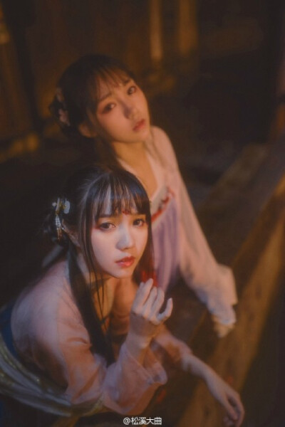 松溪大曲
#汉服摄影#【并蒂莲】水为媒，风佩裳，莲灯煌，识得美人面，莲结并蒂长。摄影：松溪大曲 出镜@浅猪家的七七 @静静陛下 梳妆@译午阿阿牛哥 文案@一只很直的云仓鼠 同行@See-21 服装感谢@朝露之城 @清露央 …