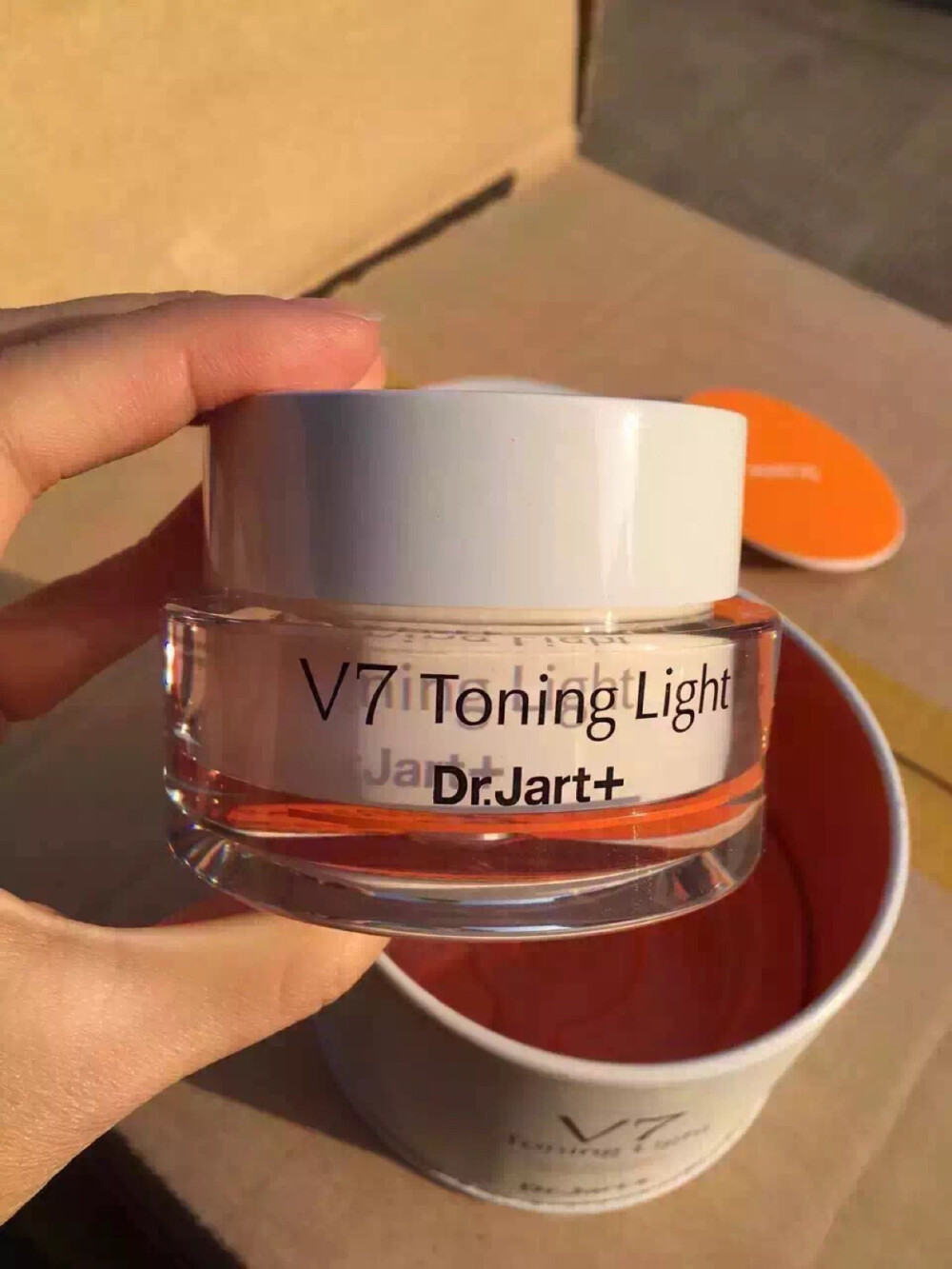 Dr.Jart+的V7素颜霜不是化妆品不用卸妆的属于懒人霜里面含有很多维生素对肌肤特别好..它属于提亮肤色的面霜，防止色素沉淀，改善色斑，很水润，急着出门能为你SOS急救肤色具有绝佳的修复功能，快速补水并锁水，瞬间改善干燥、暗哑、细纹，..拿它来做妆前乳很棒，既提亮了肤色又从深处给皮肤美白，早晚都可以用..它是天然维生素无需卸妆的美白霜！