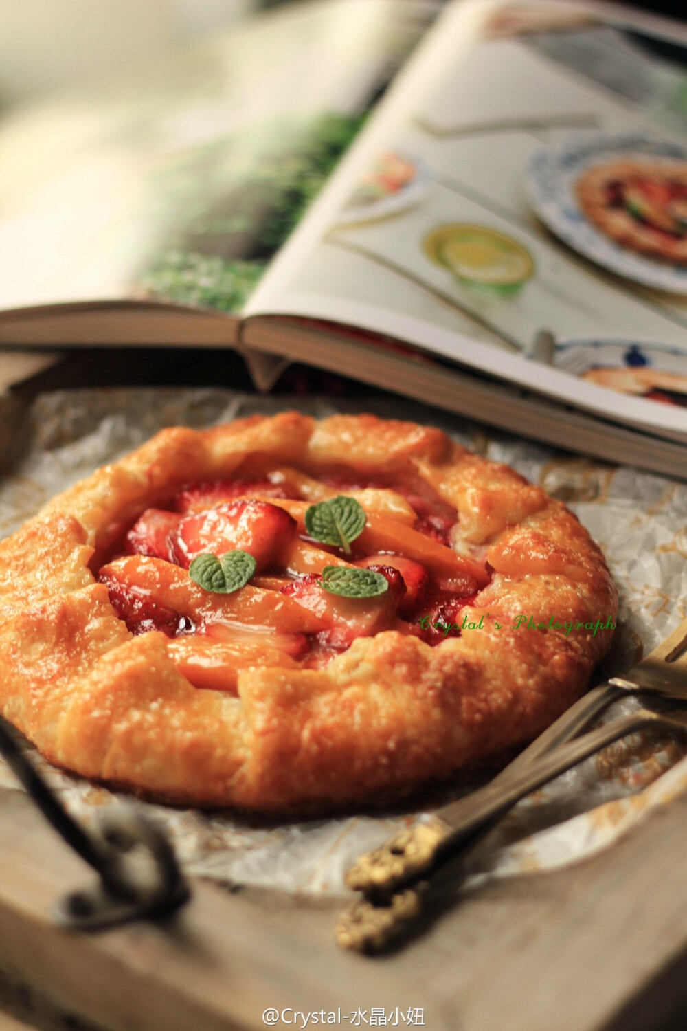 草莓芒果派，是我非常喜欢的博主“南半球小猫”一书“四季盛宴”中的，做起来很方便，味道也是相当的不错，冲上咖啡，伴着阳光，日子就该如此~