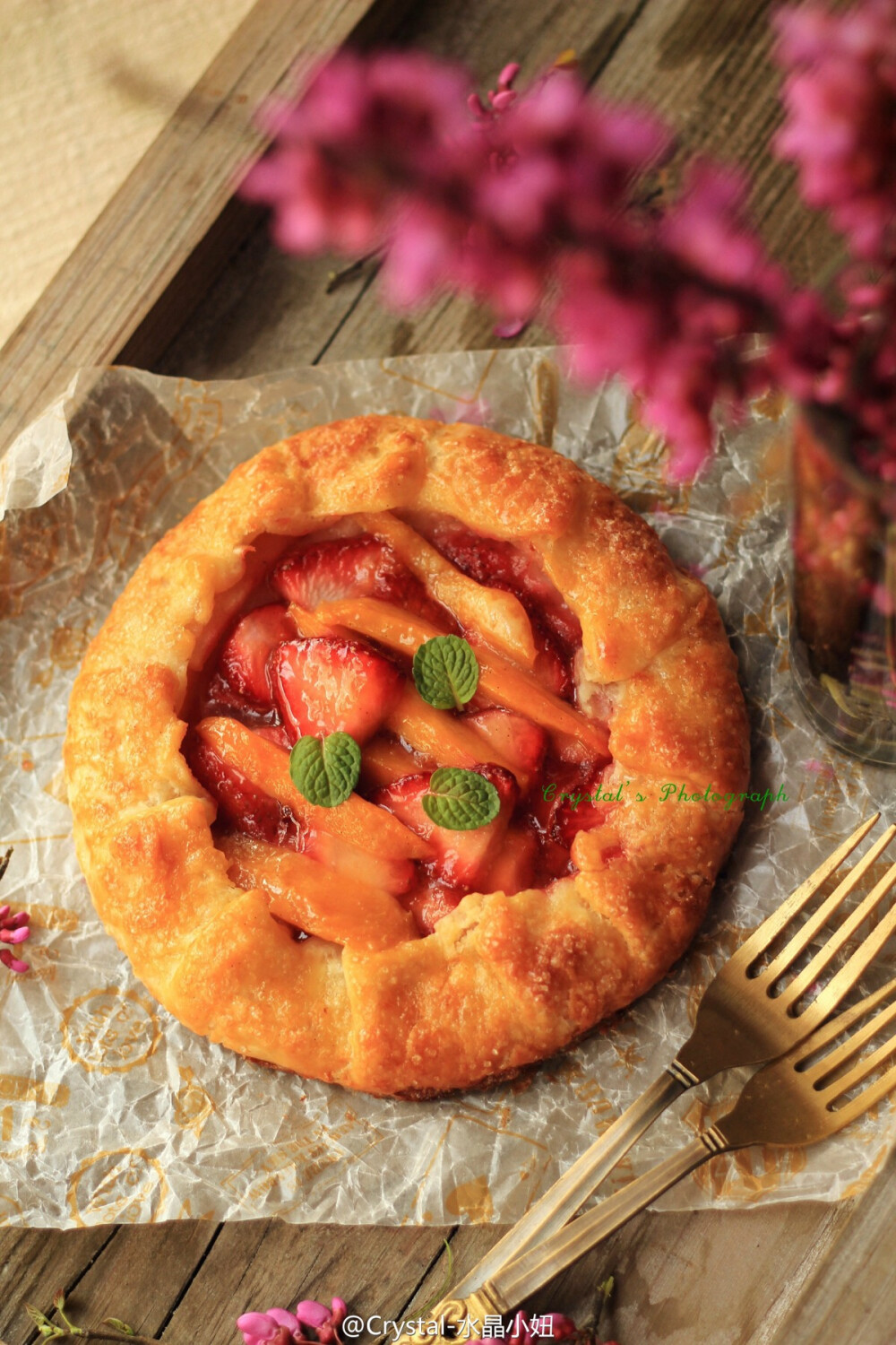 草莓芒果派，是我非常喜欢的博主“南半球小猫”一书“四季盛宴”中的，做起来很方便，味道也是相当的不错，冲上咖啡，伴着阳光，日子就该如此~