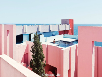 La Muralla Roja，在西班牙语中意为“红墙”。地中海式的红色建筑，为西班牙的一栋地产项目，梦幻又充满地中海情调。