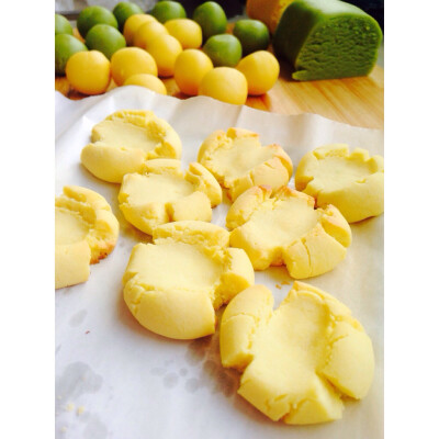 玛格丽特有个很长的学名
Italian Hard-boiled Egg Yolk Cookies
“住在意大利史特蕾莎的玛格丽特小姐”
一个意大利的糕点师在做饼干的时候，心里一直默默地念着自己心爱女孩的名字，并将自己的指纹印在了饼干上
