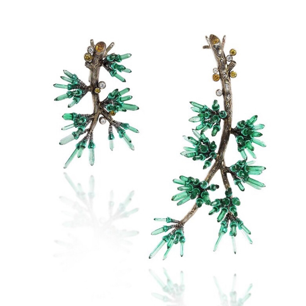 Cèdre du Liban 耳坠，by Alessio Boschi
镶嵌无色钻石、黄钻、祖母绿，底座采用木纹金制作。