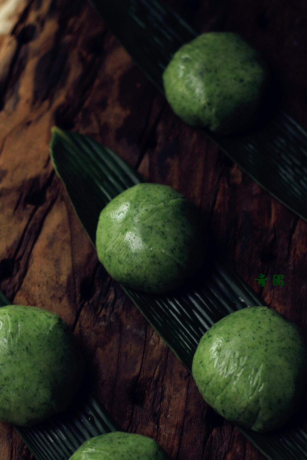 傳統(tǒng)節(jié)日,清明食青團(tuán),這次用菠菜泥手作的青團(tuán),顏色碧綠,軟糯清香,紅薯與豆沙兩種口味冷熱兩相宜,配上明前龍井新茶,沁人心脾~