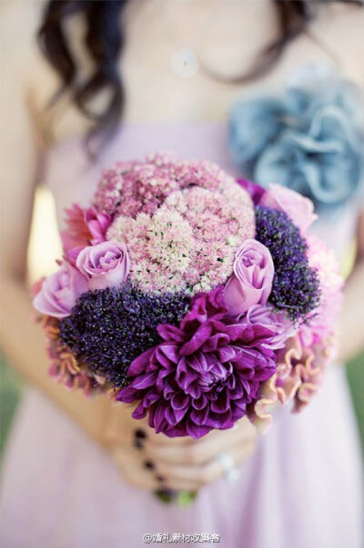 紫色，浪漫的颜色。紫色捧花，浪漫新娘都该有一束~