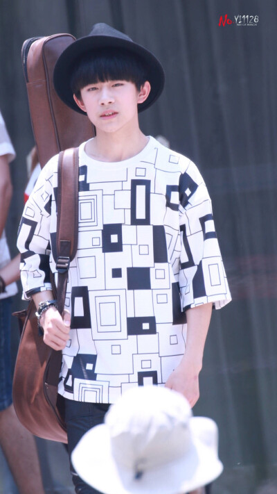 TFBOYS易烊千玺 160402 广告拍摄 高清 cr.logo