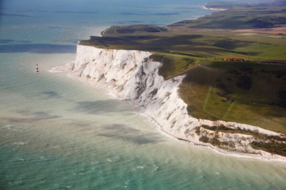 英国南部的热门景点【白色断崖Beachy Head】海拔超过160公尺，纯白色的断崖，绿色的草地，看起来像一块撒了抹茶粉的蛋糕，想去～