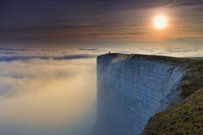 英国南部的热门景点【白色断崖Beachy Head】海拔超过160公尺，纯白色的断崖，绿色的草地，看起来像一块撒了抹茶粉的蛋糕，想去～