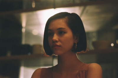 水原希子（Mizuhara Kiko），模特、演员，1990年10月15日出生于美国。2003年水原希子成为时尚杂志《Seventeen》的专属模特，2014年主演电视剧《失恋巧克力职人》，2015年8月出演电影《进击的巨人 ATTACK ON TITAN》…