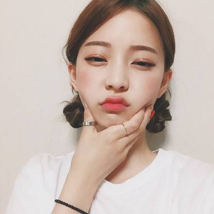 少女扎发
