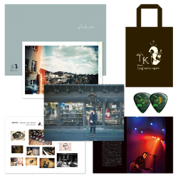 TK Personal Photo Book “kalappo 02”
PRICE：￥3,500
Detail: A4｜全96ページ
TK監修によるPhoto Book第2弾。
TK from 凛として時雨 初の自主企画イベント「error for 0 vol.1」の密着レポート、
ミニアルバム「Secret Sensation」制作時のベルリン滞在を写真と共に綴った手記や、
サポートドラマーであるBOBOとの対談。さらに“kalappo”の為に撮り下ろされたフォトセッションや、ファンからの質問にTKが答えるQ&Aなど、豪華なフォトブック。
kalappo限定の不織布トートバッグとTK初とな