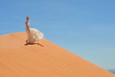 美国知名婚纱品牌 BHLDN 释出2016夏季系列「The Golden Hour 金色时光」婚纱礼服LookBook，于越南沙丘带来最新一季夏日婚礼风尚，摄影师 Kevin Mackintosh 执镜。