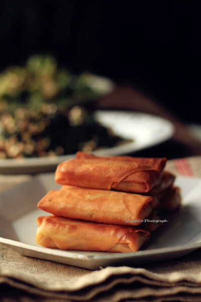 晚餐时间，与家人一起，好好吃饭~：酥炸猪排，苔香龙利鱼，小绵虾，麻酱拌冰草，枸杞头香干，素炒芹菜，一杯雪梨罗汉果润口~对了，还有想念了一天必吃上的春卷，哈