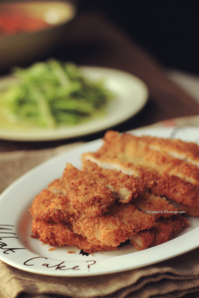 晚餐时间，与家人一起，好好吃饭~：酥炸猪排，苔香龙利鱼，小绵虾，麻酱拌冰草，枸杞头香干，素炒芹菜，一杯雪梨罗汉果润口~对了，还有想念了一天必吃上的春卷，哈