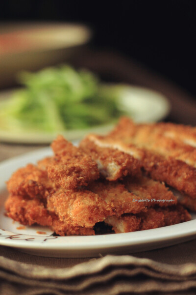 晚餐时间，与家人一起，好好吃饭~：酥炸猪排，苔香龙利鱼，小绵虾，麻酱拌冰草，枸杞头香干，素炒芹菜，一杯雪梨罗汉果润口~对了，还有想念了一天必吃上的春卷，哈