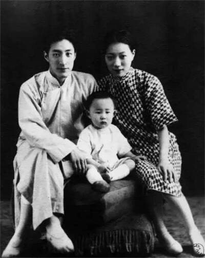 邵洵美与盛佩玉,1927年，邵洵美与表姐盛佩玉结婚。婚礼在卡尔登饭店举行，盛况空前。证婚人是复旦大学创始人马相伯。婚后三朝友人来贺，有江小鹣、郁达夫、徐志摩、陆小曼、丁悚、刘海粟、钱瘦铁等。他们的结婚照登…