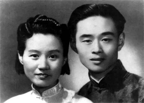 朱生豪与宋清如,1932年秋，朱生豪在之江大学与宋清如相识，1933年，朱生豪毕业后，两人两地分隔，开始近十年的苦恋之旅，以书信交流情感，倾诉相思。朱生豪与宋清如写了整整九年的信件，终于把佳人追到手。从1933年到1942年两人结婚，到1944年朱生豪去世，这些情书见证了传奇而悲壮的爱情。正是由于伟大的爱情和患难与共的知己，才成就了一代译莎巨匠。