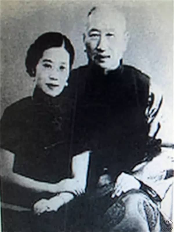 熊希龄与毛彦文,熊希龄一生经历了三次婚姻。第三任夫人朱其慧1931年因脑溢血逝世，终年55岁。熊希龄已58岁，在友人们的劝说下，始有续弦之心。正是山穷水尽之际，其内侄女朱曦向他介绍了毛彦文。毛彦文为一代才女，时年32岁，才貌双全。
早年毛彦文因逃婚轰动江山县城。她毕业于南京金陵女子大学英语系，美国密西根大学硕士，归国后历任复旦大学、暨南大学教授。1935年，毛彦文嫁给了熊希龄。他们彼此恩爱地度过了三年时间。据毛彦文一位同乡说，毛彦文曾说过：“与熊希龄的三年，抵她人生三十年。”