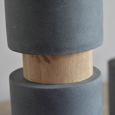 “素”烛台的“素”不仅体现在简洁利落的造型上；
浅浅的原木搭配微微泛蓝的水泥灰色，朴素却又大气的让你移不开眼睛。