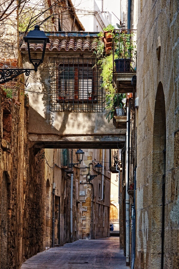 old street in Tarragona, Spain (by Rolde)#路#唯美 小清新 治愈 大气磅礴 摄影 人物 植物 怀旧 封面 风景