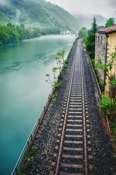 Lake Rail The Alps Switzeand photo via noman唯美 小清新 治愈 大气磅礴 摄影 人物 植物 怀旧 封面 风景