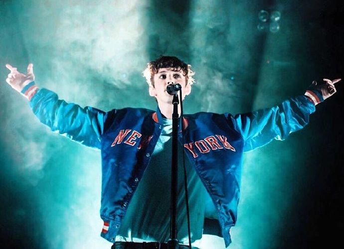 #Troye Sivan##Blue Neighbourhood#Troye今日继续做客Today Show表演热单#Wild# LTroye Sivan performs 'Wild' live on TODAY ...和#Youth#LTroye Sivan performs 'YOUTH' live on TODAY...，恐龙背面的皮夹克又是出自YSL家，售价6000美刀看过就好你戳扭腰站两夜巡演也正式落幕