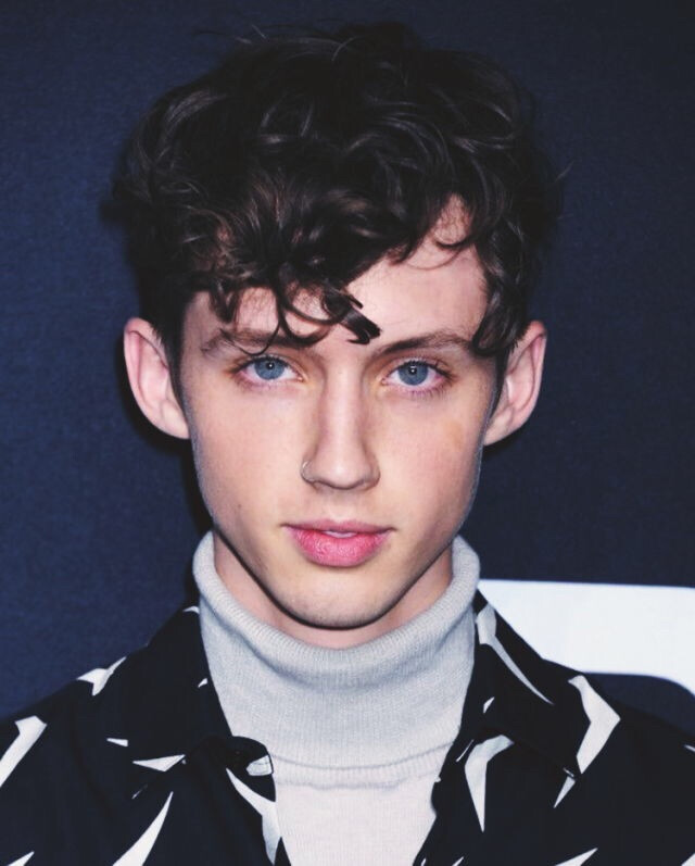 #Troye Sivan##Blue Neighbourhood Tour# BN Tour洛杉矶第一晚，戳爷身着ysl新衬衫在台上扭成精在演唱会开始前，戳还走了saint laurent在LA的红地毯