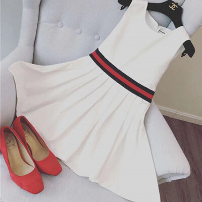 小白裙，腰间的红色让裙子不那么单调。气质upup