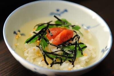 【梅子茶泡饭】
1将米饭盛到碗中，撒上盐、酱油、熟芝麻、海苔丝最后摆上梅子
2. 用烫烫的水沏茶，倒入碗中，没过米饭2/3处即可
p.s.通常用日式玄米茶或煎茶，总而言之是蒸青绿茶，没有的话普通绿茶也可
芥末：可…