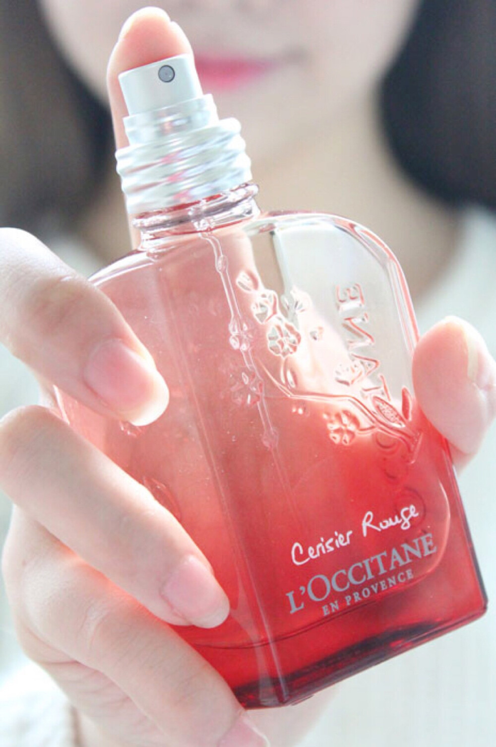 #L'OCCITANE-Cerisier Rouge Eau Intense# 大不列颠留学期间的第一瓶香水，甜而不腻的花果香调，是回忆的气味。 *前调：柠檬、柑橘、黒加仑 *中调：铃兰、红樱桃、覆盆子 *后调：天芥、白麝香、橄榄木