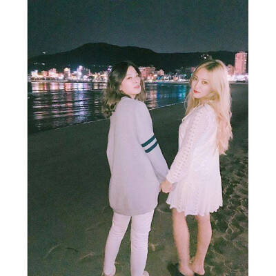 「red velvet」 Red Velvet是韩国SM娱乐有限公司于2014年8月推出的女子演唱组合，起初由裴珠泫（Irene）、姜涩琪（SeulGi）、孙承欢（Wendy）、朴秀荣（Joy）4人组成。 2015年3月11日，Red Velvet的经纪公司宣布增添…