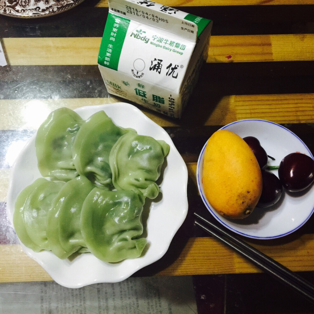 翡翠饺子+芒果车厘子+牛奶