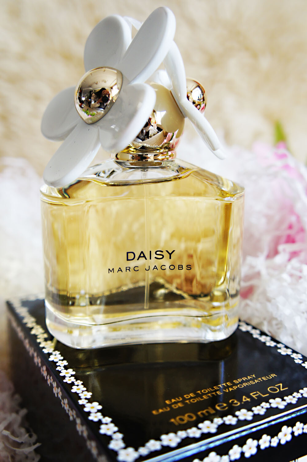 #MARC JACOBS-DAISY# 大不列颠留学期间的第二瓶香水，清新明亮的花香调。逛街时在商场闻过后，一直念念不忘，后来很幸运地发现英亚上在打折，火速以39磅的价格拿下100ml。 *前调：野草莓、紫萝兰、葡萄柚 *中调：槴子花、紫萝兰花瓣、茉莉花瓣 *后调：麝香、香草、白木
