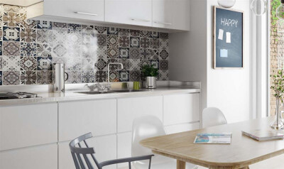开放式厨房墙面使用了无规则的拼花瓷砖，实用而且也灵动了空间