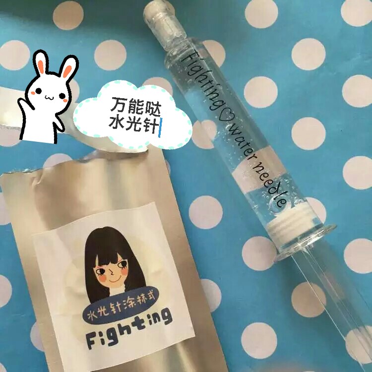 #安利一款手工护肤# 有些市面上卖的水光针液体稀薄 就像稀水一样 而且还很贵 ，Fightingの水光针精华挤出来是透明啫喱状的 涂抹后是液态状精华 滑嫩而细腻 黏稠而不油乎乎的 易吸收 滴滴都是活性臻品呦。功效抗氧化 提亮肤色 淡化黑色素 补水保湿 淡化痘印 收缩毛孔 抗皱 提拉紧致 舒缓过敏 修复基底细胞 深层净化 一步到位 适合所有肤质 保证你的脸通透 白嫩 光滑有弹性 男女老少都能用！坚持用一段时间 让水光精华层层渗透至肌肤底层 皮肤会像剥壳鸡蛋一样光滑 水润白皙毛孔变小而且痘印斑点明显变浅许多 皮肤瑕疵显消失了各种问题 迎刃而解 堪称裸妆神器！