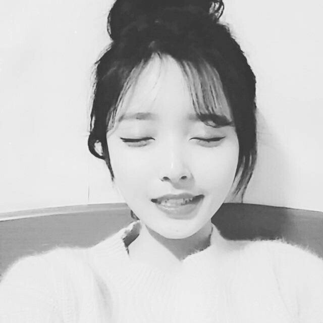 浪味girlの女头女头像黑白网红微笑刘海