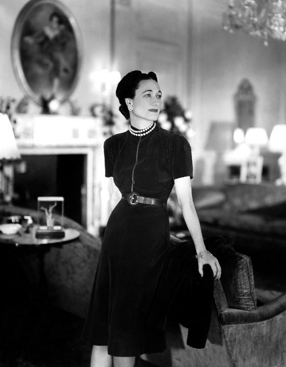 Wallis Simpson, wearing the Cartier gem-set cross bracelet her future husband gave her