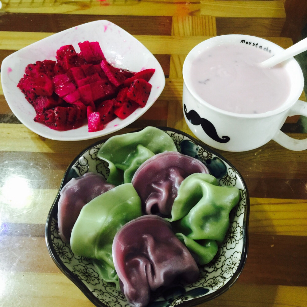 今日早餐：双色饺子+火龙果+桑葚酸奶