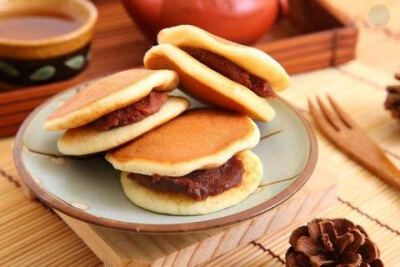 铜锣烧食材：鸡蛋、糖、牛奶、低粉、盐、泡打粉制作步骤：1. 鸡蛋分三次加入糖，用电动打蛋器充分打发。这个充分打发的概念就是提起打蛋器，面糊落在盆里的痕迹不马上消失就好了。2. 将牛奶倒入蛋液中混合均匀，这步…