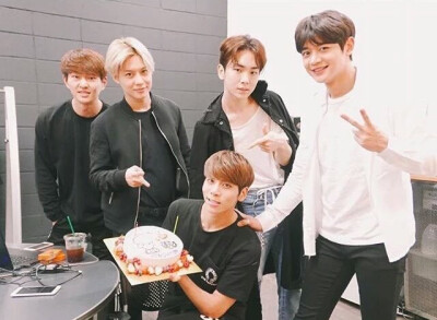 SHINee 钟铉生日合照