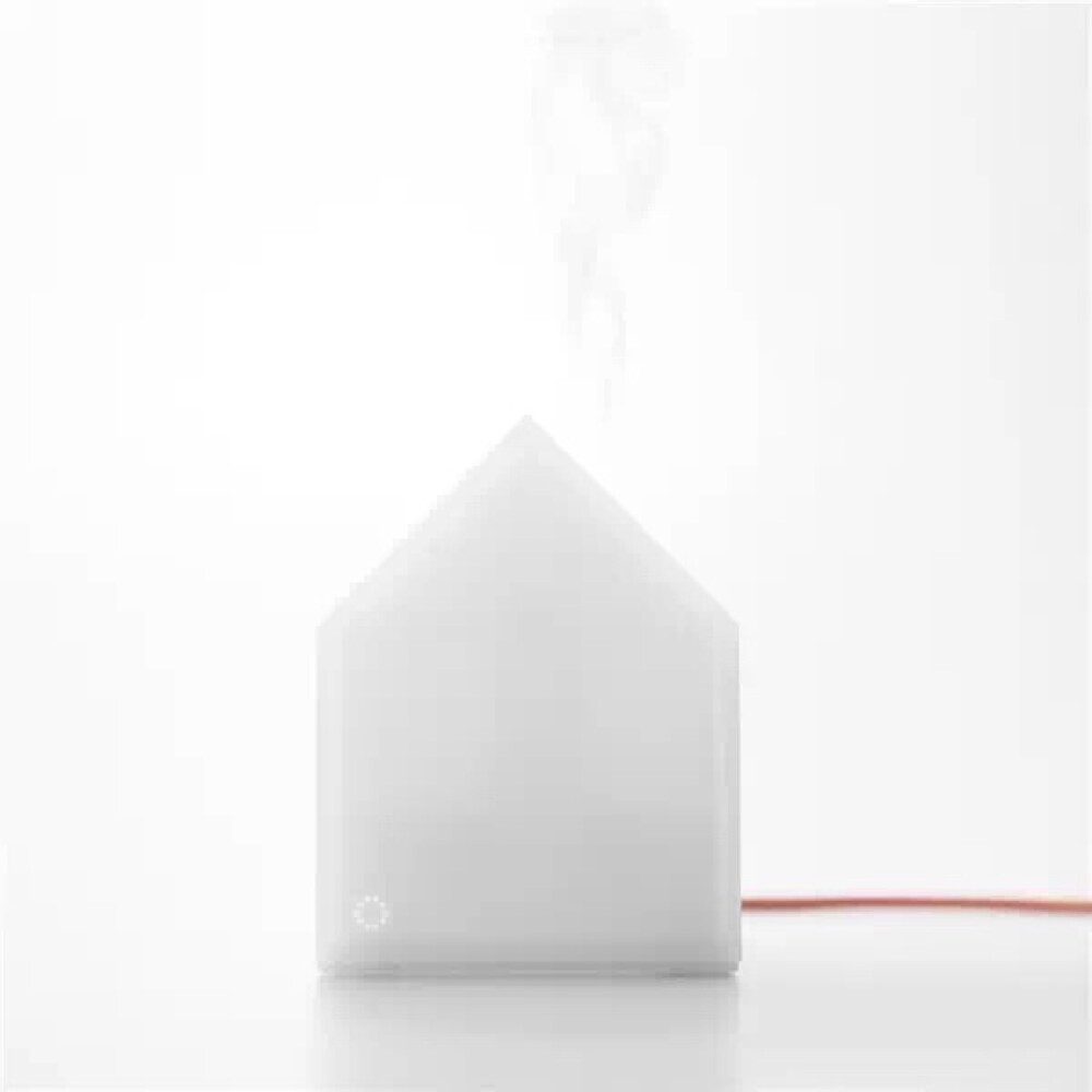 House Aroma Diffuser加湿器
House Aroma Diffuser 是韩国 11+ 和 Cloud and Co 合作，共同带来的香薰加湿器，设计师将最简单的建筑物转变为了一个简洁、迷你的模型。加湿器利用超声波散发雾气，使用时可以根据个人喜好添加香薰油，可在为卧室、办公室、小客厅增加湿度的同时，也带来令人放松的芳香气息。