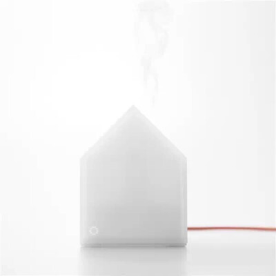 House Aroma Diffuser加湿器
House Aroma Diffuser 是韩国 11+ 和 Cloud and Co 合作，共同带来的香薰加湿器，设计师将最简单的建筑物转变为了一个简洁、迷你的模型。加湿器利用超声波散发雾气，使用时可以根据个人…