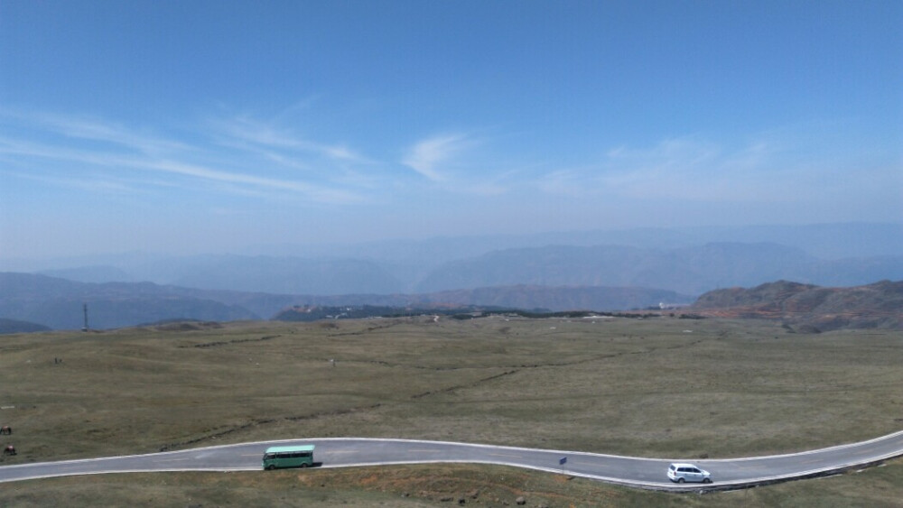 乌蒙大草原，一条蜿蜒而上的公路，承载了多少人期待的目光。