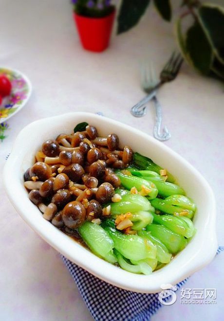 【减肥菜谱：蟹味菇扒油菜】小油菜洗净；蟹味菇去老根洗净；取一碗放入蚝油、生抽、白糖、清水调开成芡汁；油菜入沸水锅中焯水（水中放少许食盐和几滴食用油）捞出码放在盘中，蟹味菇焯熟捞出放在油菜上；锅中放少许油，放蒜末爆香后，倒入芡汁大火烧沸，中小火煮至稍微浓稠，浇在蟹味菇油菜上即可。
