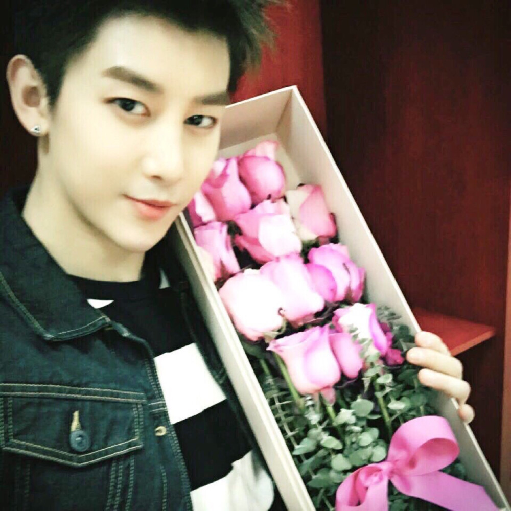 160411#uniq##uniq周艺轩# 官方tw更新:unicorn谢谢