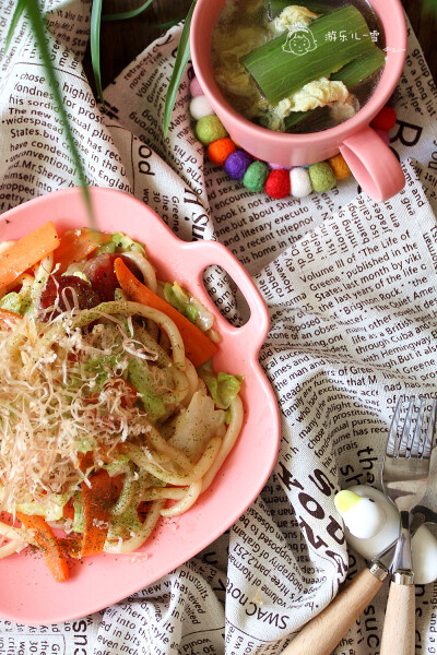 周一早餐：蔬菜炒乌冬+鱿鱼圈+丝瓜蛋花汤+新疆梨。新周快乐，美味从乌冬开始，加满满的蔬菜和香肠翻炒，最后撒上海苔粉和舞动滴木鱼花，看会儿再吃。冰箱还有冻鱿鱼，取上面部分，切成圈圈清洗腌制下，裹上淀粉蛋液…