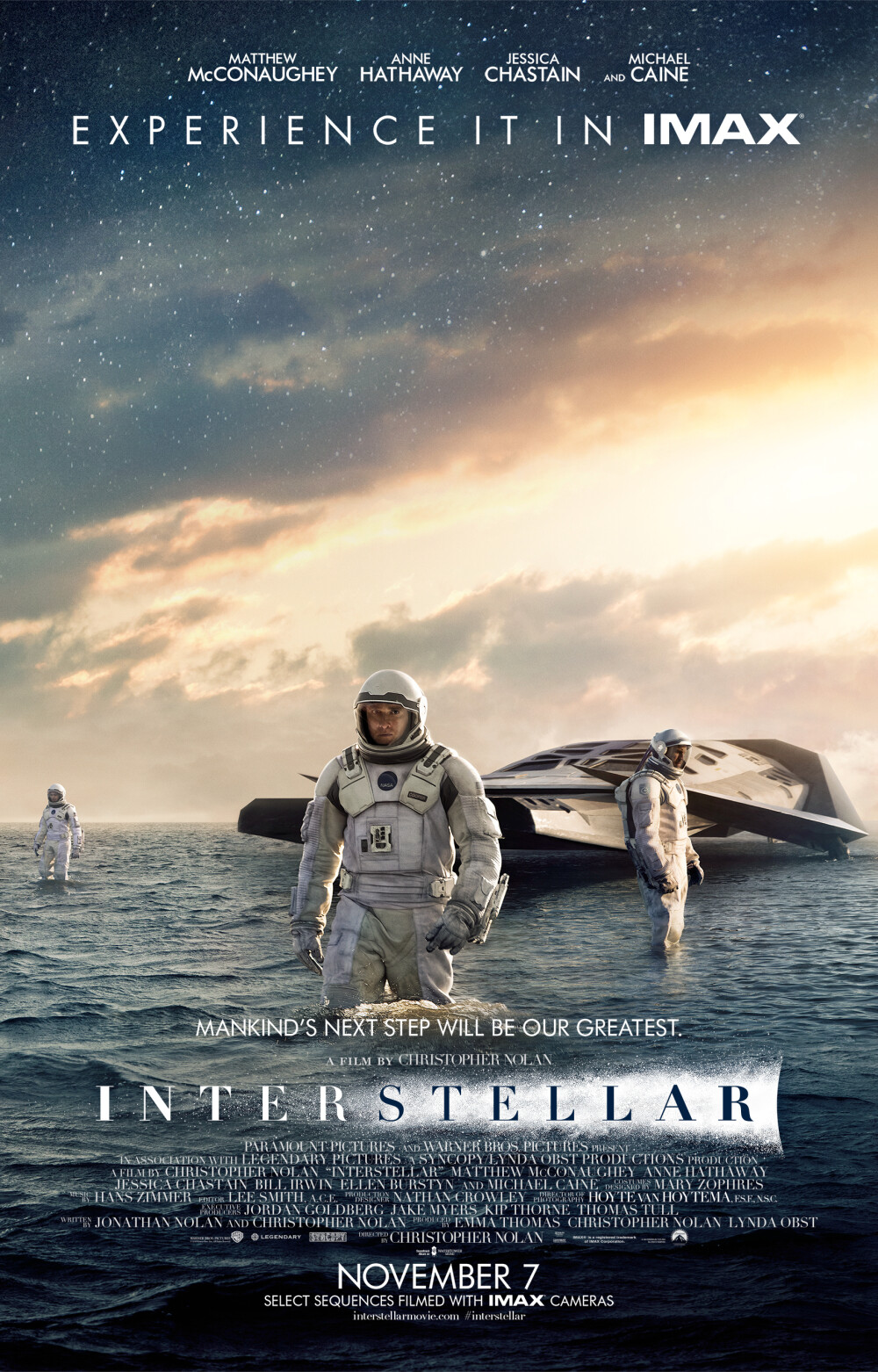 《星际穿越》（Interstellar）是克里斯托弗·诺兰执导的一部原创科幻冒险电影。在不远的未来，随着地球自然环境的恶化，人类面临着无法生存的威胁。这时科学家们在太阳系中的土星附近发现了一
官方剧照
官方剧照 (10张)
个虫洞，通过它可以打破人类的能力限制，到更遥远外太空寻找延续生命希望的机会。一个探险小组通过这个虫洞穿越到太阳系之外，他们的目标是找到一颗适合人类移民的星球。在这艘名叫做“Endurance”的飞船上，探险队员着面临着前所未有，人类思想前所未及的巨大挑战。