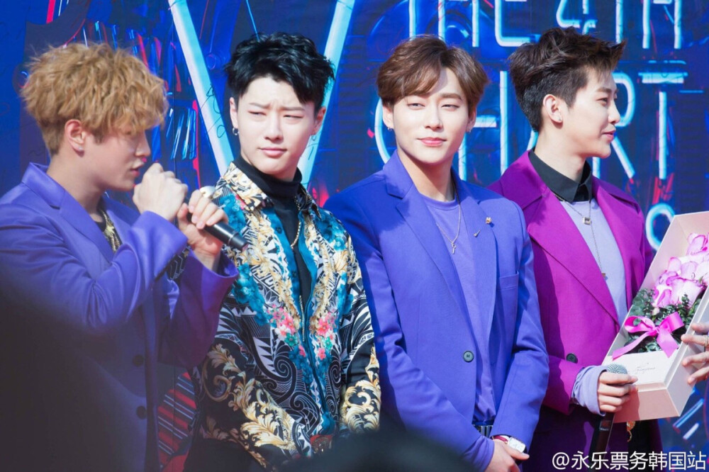 #UNIQ#音悦V榜单年度盛典红毯高清图来啦~[鼓掌]北京的大太阳照的UNIQ宝宝们已经睁不开眼啦[偷笑]艳丽的服装色彩快要和背景板融为一体了[嘻嘻]获得了荣誉，又有了新的开始新的期待！[心]